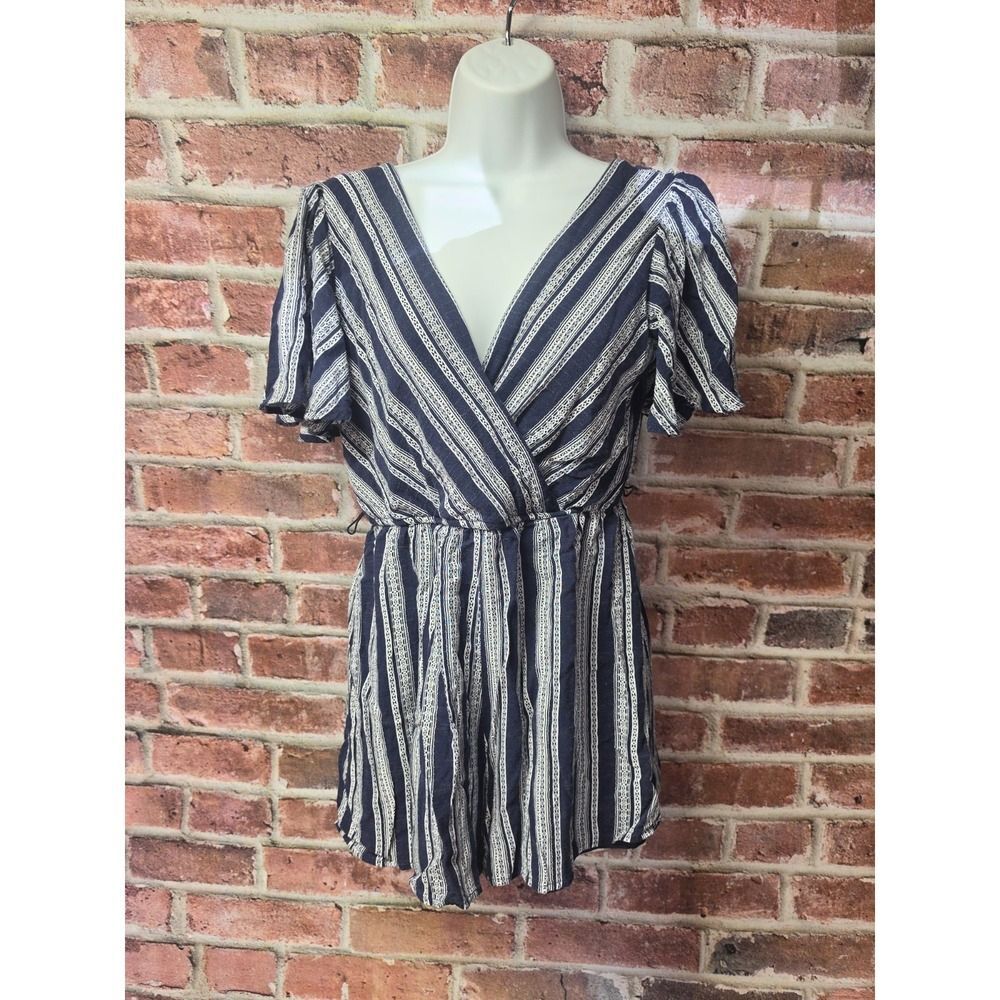 Women's TRIXXI Short Sleeves V Neck Romper Medium